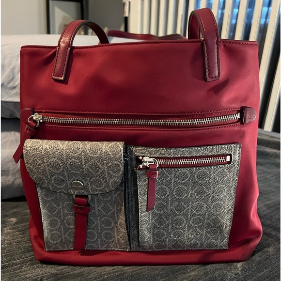 Guess purse. Used but in good condition. - Picture 1 of 4